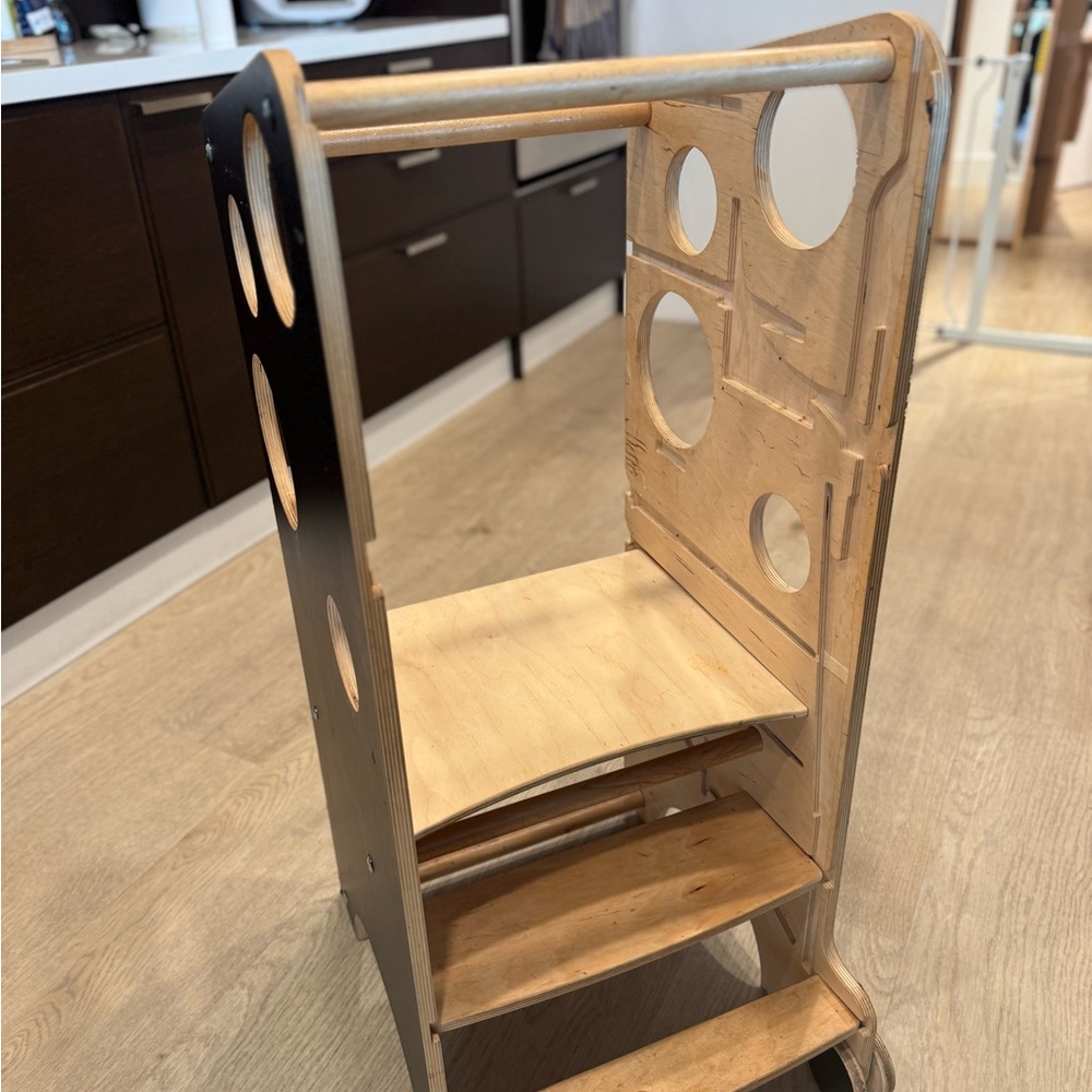 Leea Helper/Learning/Activity Tower - Picture 7 of 10